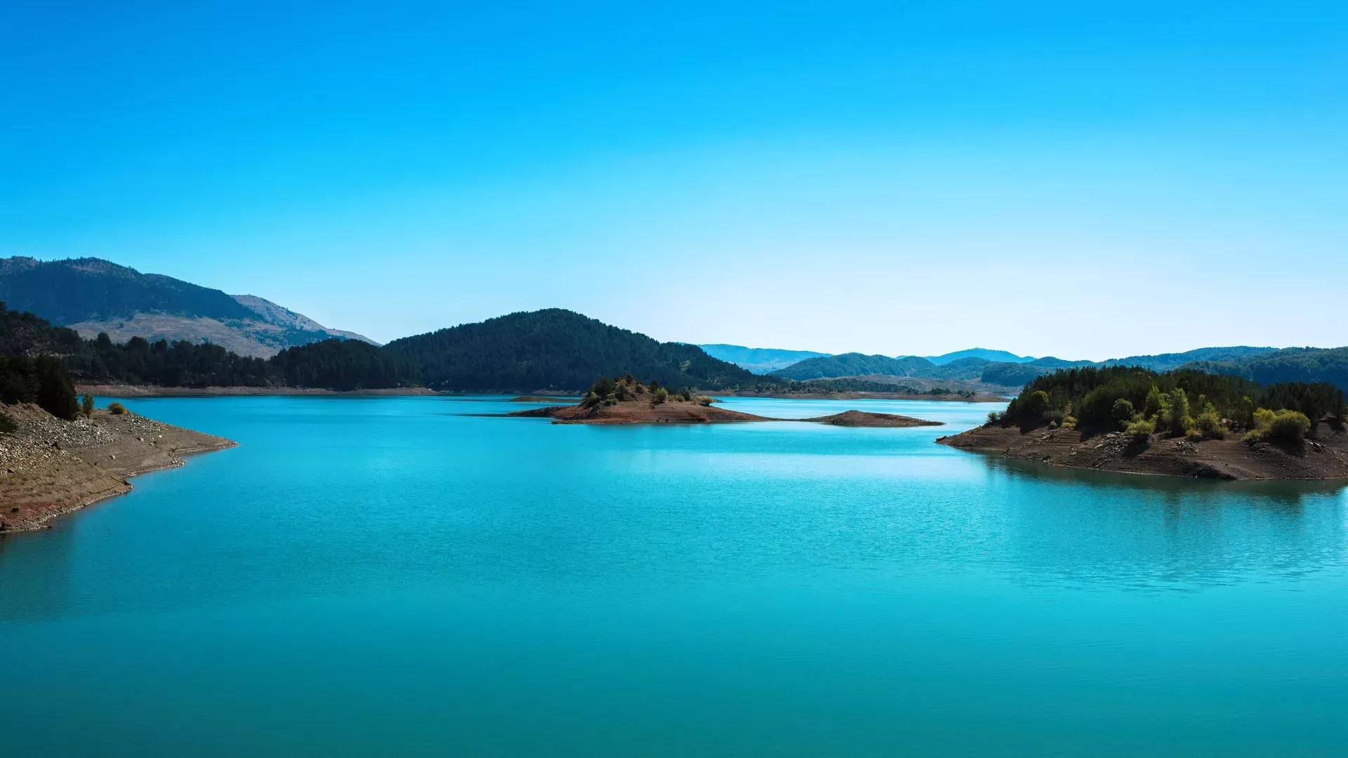 Στα 1.350 μ. υψόμετρο, η Λίμνη Αώου είναι η πιο ορεινή μεγάλη λίμνη της Ελλάδας (πηγή : Shutterstock)