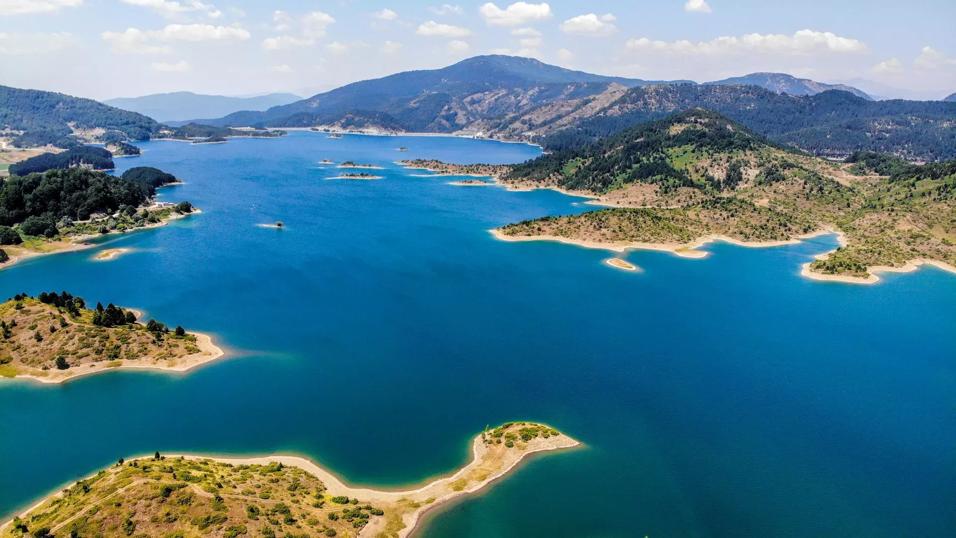 Καταπράσινα μικρά φιόρδ και πολλά νησάκια συνθέτουν το σκηνικό (πηγή : Shutterstock)